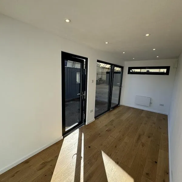 CONVERSIÓN PERSONALIZADA DE CONTENEDOR DE ENVÍO DE 20 x 8 pies | Edificio portátil | Oficina de jardín | N.º 935